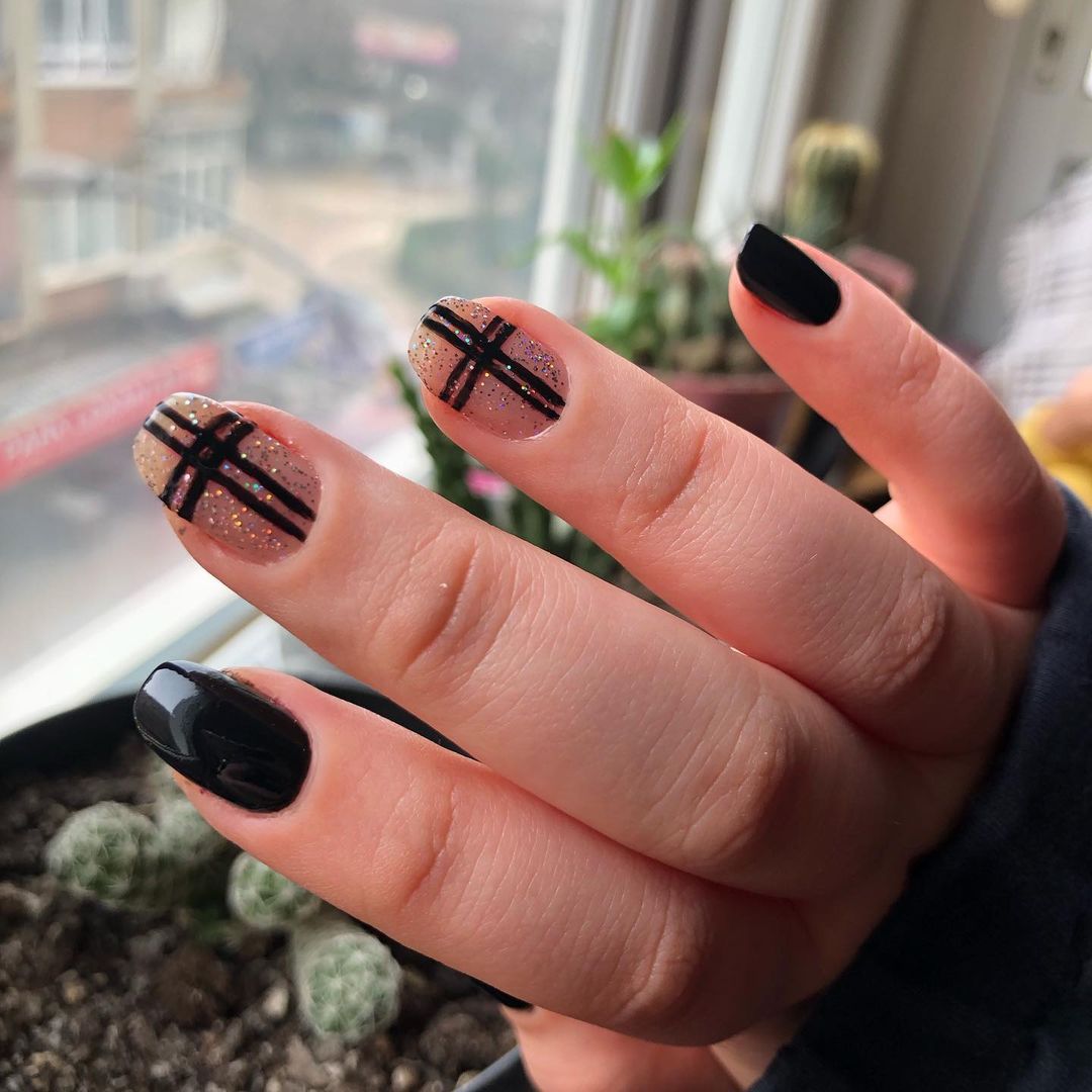 Black Nail Art