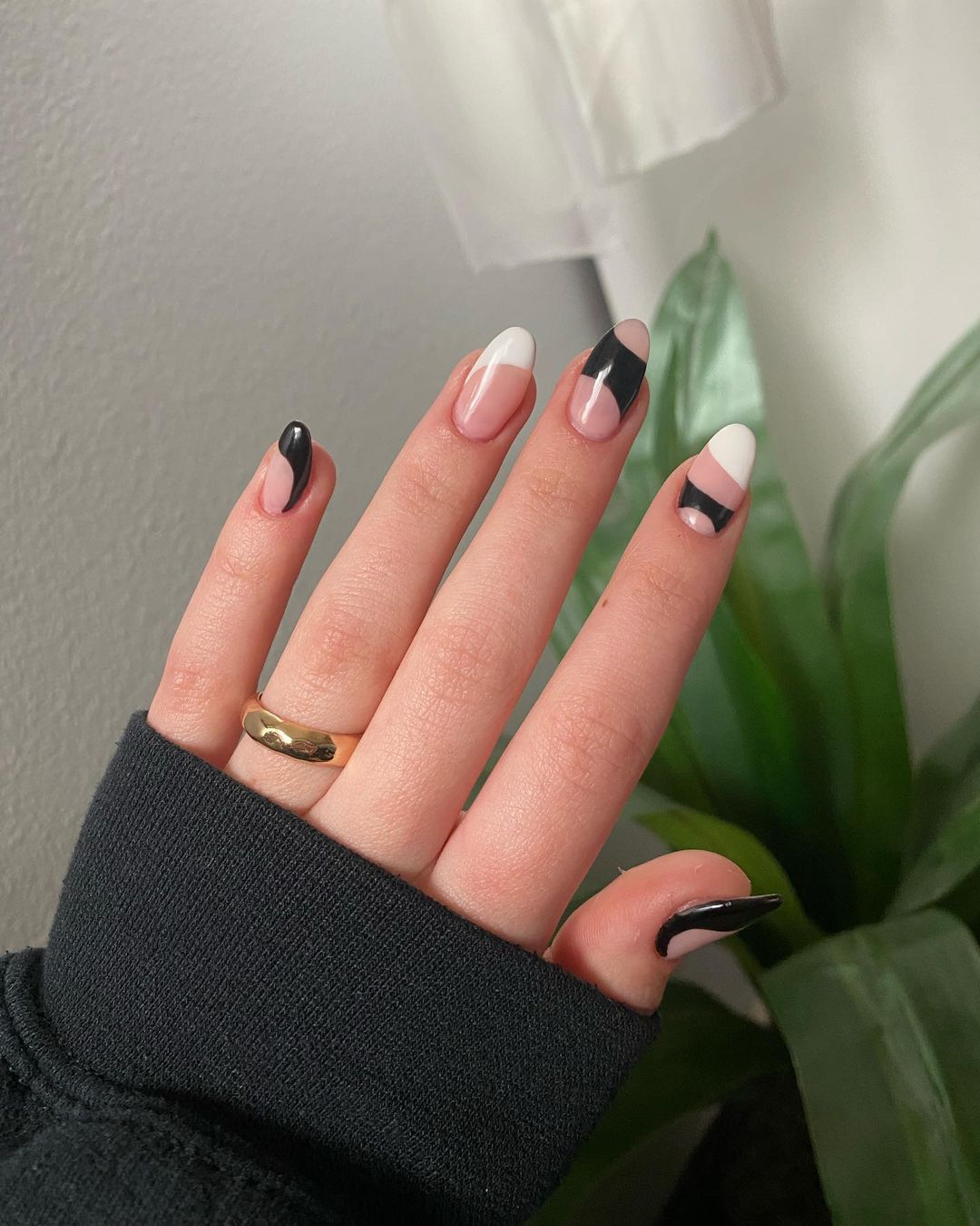 Black Nail Art