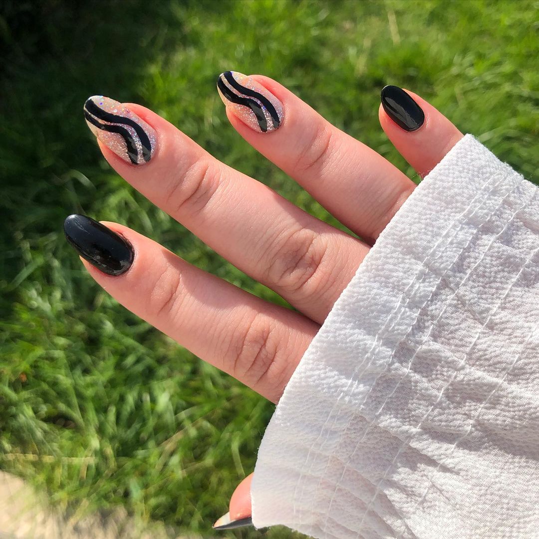 Black Nail Art